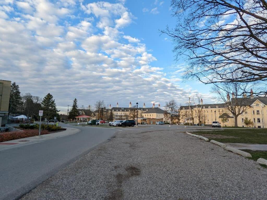 Condo On State Hospital Grounds! Травърс Сити Екстериор снимка
