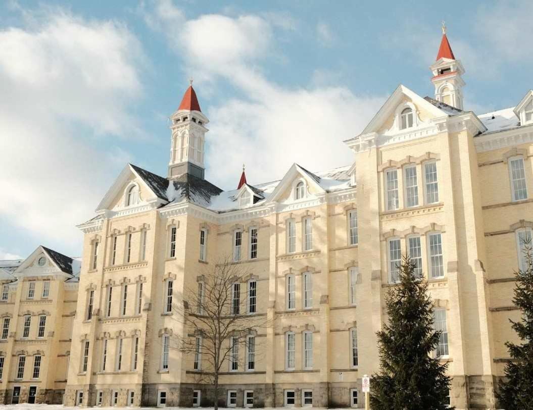 Condo On State Hospital Grounds! Травърс Сити Екстериор снимка